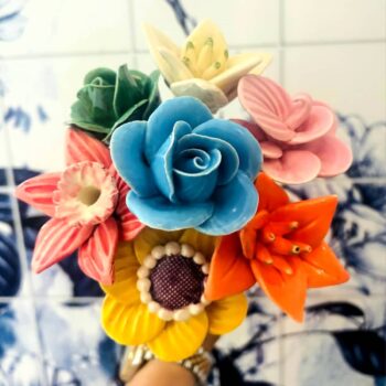 arranjo colorido de flores em cerâmica
