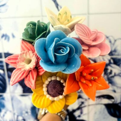 arranjo colorido de flores em cerâmica