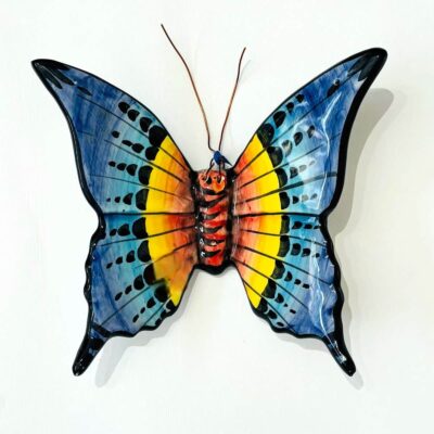 borboleta em ceramica pintada à mão, nas cores azul e laranja