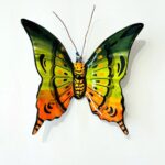 borboleta em ceramica pintada à mão, nas cores verde, laranja