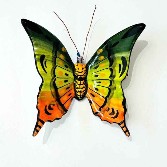 borboleta em ceramica pintada à mão, nas cores verde, laranja