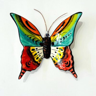borboleta em ceramica pintada à mão, nas cores verde, laranja, vermelha, azul