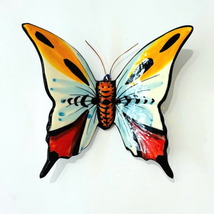 borboleta em ceramica pintada à mão, nas cores vermelha, azul, laranja