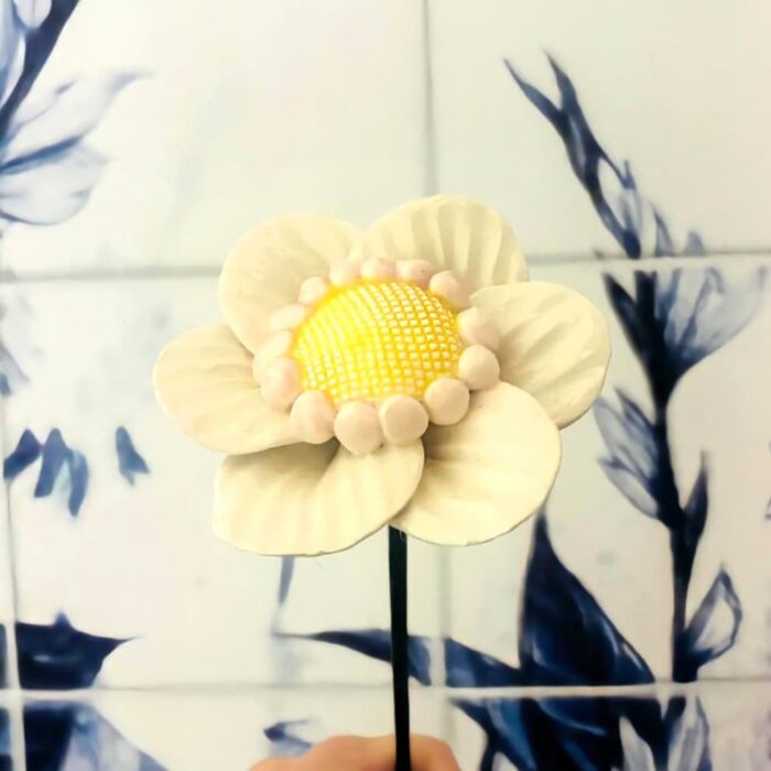 flor em ceramica na cor branca