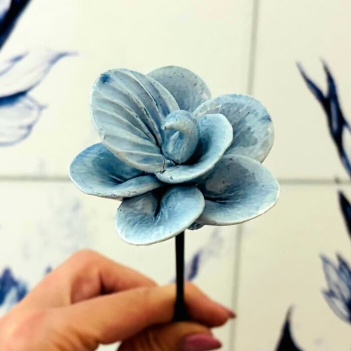 flor orquidea em ceramica na cor azul