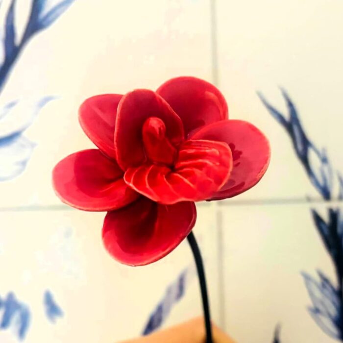 flor orquidea em ceramica na cor vermelha