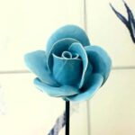 flor rosa em ceramica na cor azul