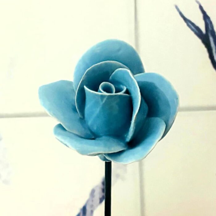 flor rosa em ceramica na cor azul