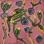azulejo português em relevo de lagarto com plantas, num fundo cor de rosa
