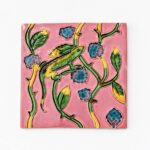 azulejo rosa com lagarto e vinhas em relevo