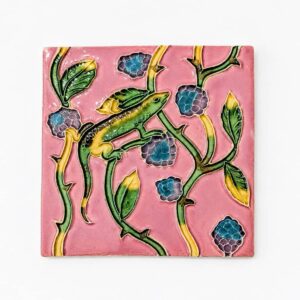 azulejo rosa com lagarto e vinhas em relevo