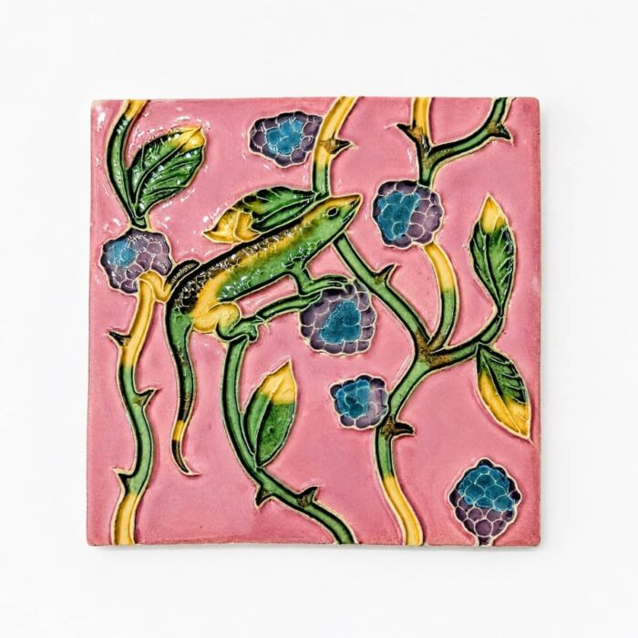 azulejo rosa com lagarto e vinhas em relevo