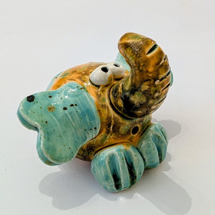boneco de elefante em ceramica moldado á mão em azul e amarelo escuro