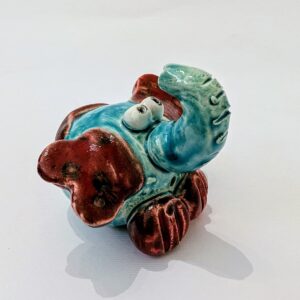 boneco de elefante em ceramica moldado á mão em azul e vermelho