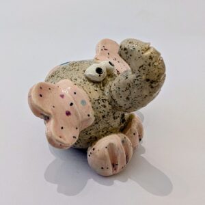 boneco de elefante em ceramica moldado á mão em rosa e cinzento