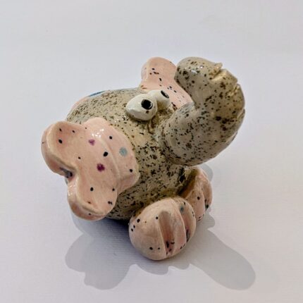 boneco de elefante em ceramica moldado á mão em rosa e cinzento