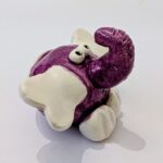 boneco de elefante em ceramica moldado á mão em roxo e branco