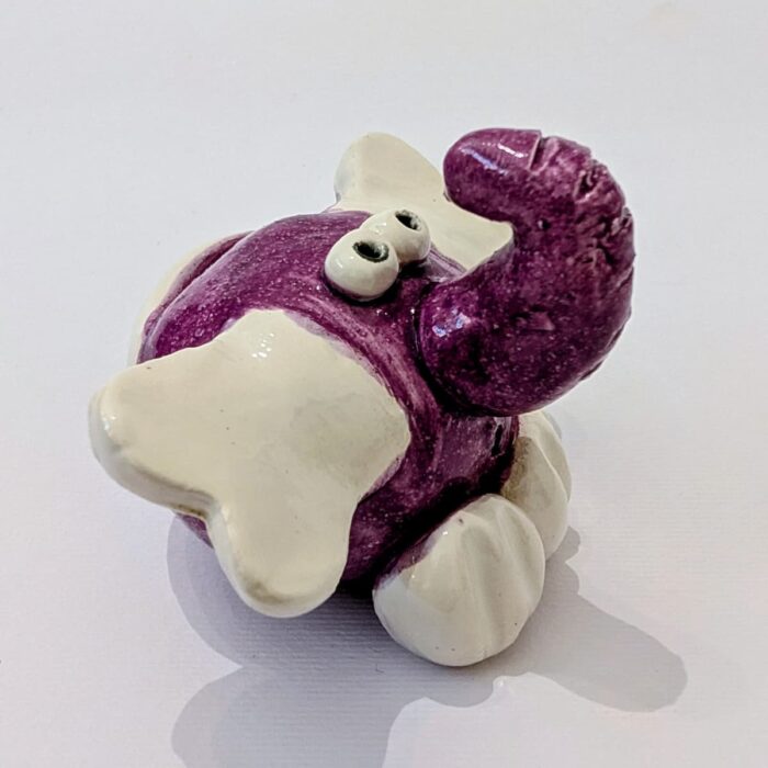 boneco de elefante em ceramica moldado á mão em roxo e branco