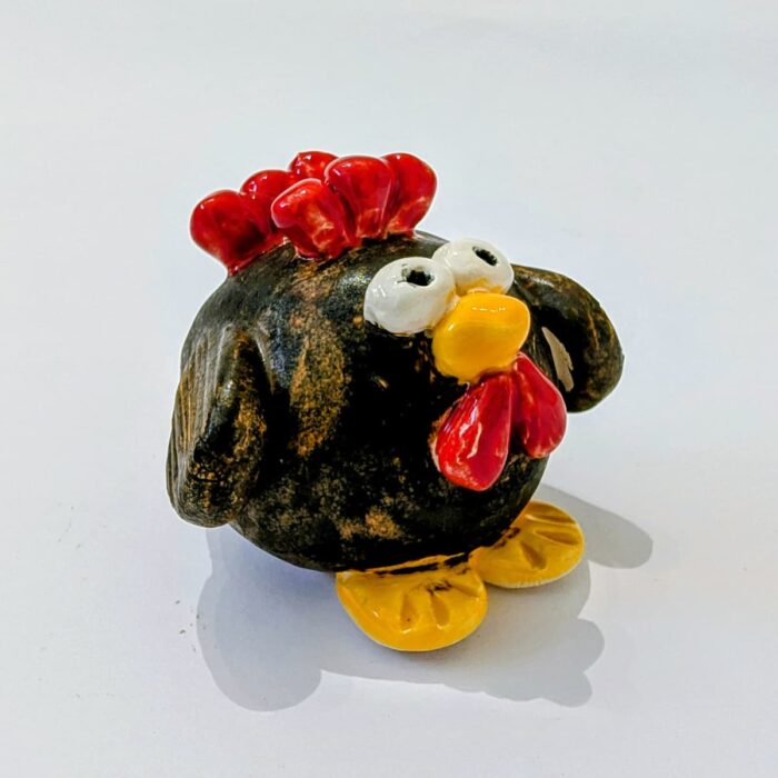 boneco de galinha em ceramica moldado á mão, nas cores castanho escuro e vermelho