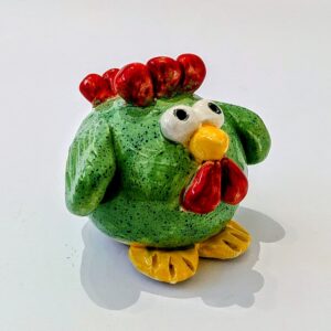 boneco de galinha em ceramica moldado á mão, nas cores verde e vermelho