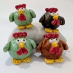 conjunto de 4 boneco de galinha em ceramica moldado á mão, nas cores verde e castanho