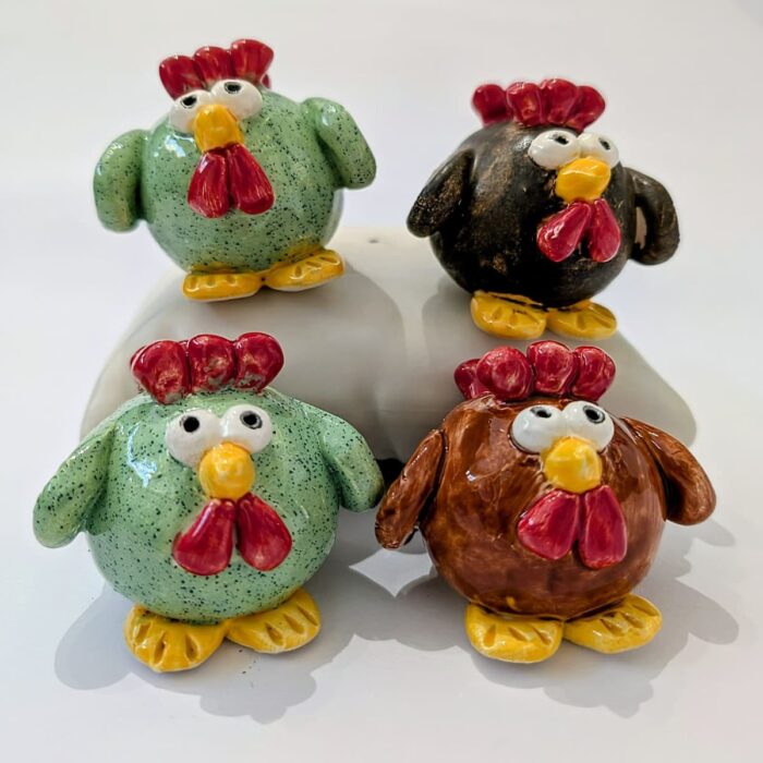 conjunto de 4 boneco de galinha em ceramica moldado á mão, nas cores verde e castanho
