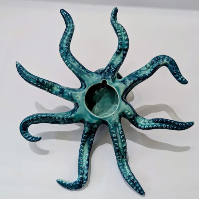 polvo em ceramica artesanal azul, parte de baixo