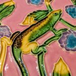 pormenos do lagarto e plantas de um azulejo português em relevo
