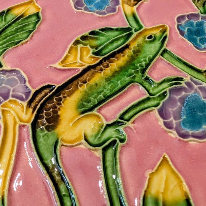 pormenos do lagarto e plantas de um azulejo português em relevo